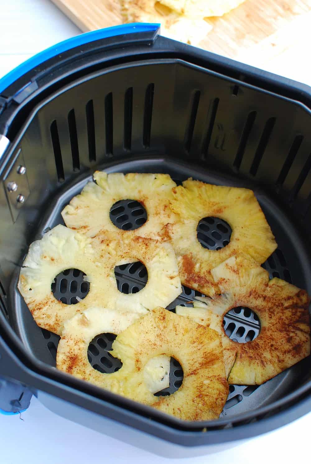 https://www.snackinginsneakers.com/wp-content/uploads/2020/04/Air-Fryer-Dehydrated-Pineapple-4.jpg